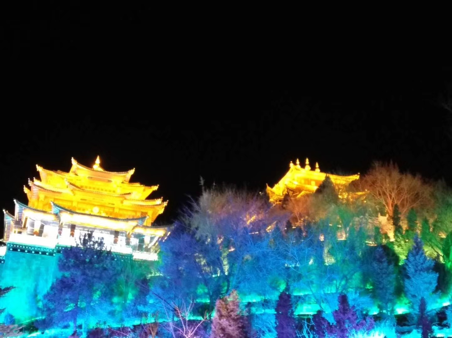 獨(dú)克宗古城的燈光美景